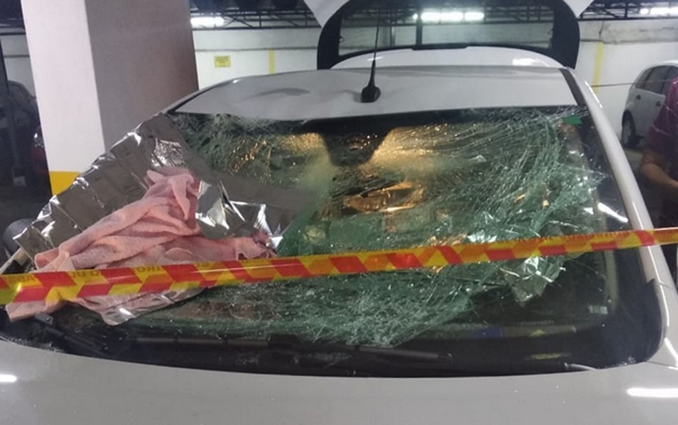 Carro que amorteceu queda de menina em prÃ©dio na Zona Oeste de SÃ£o Paulo â?? Foto: ReproduÃ§Ã£o/PolÃ­cia Militar