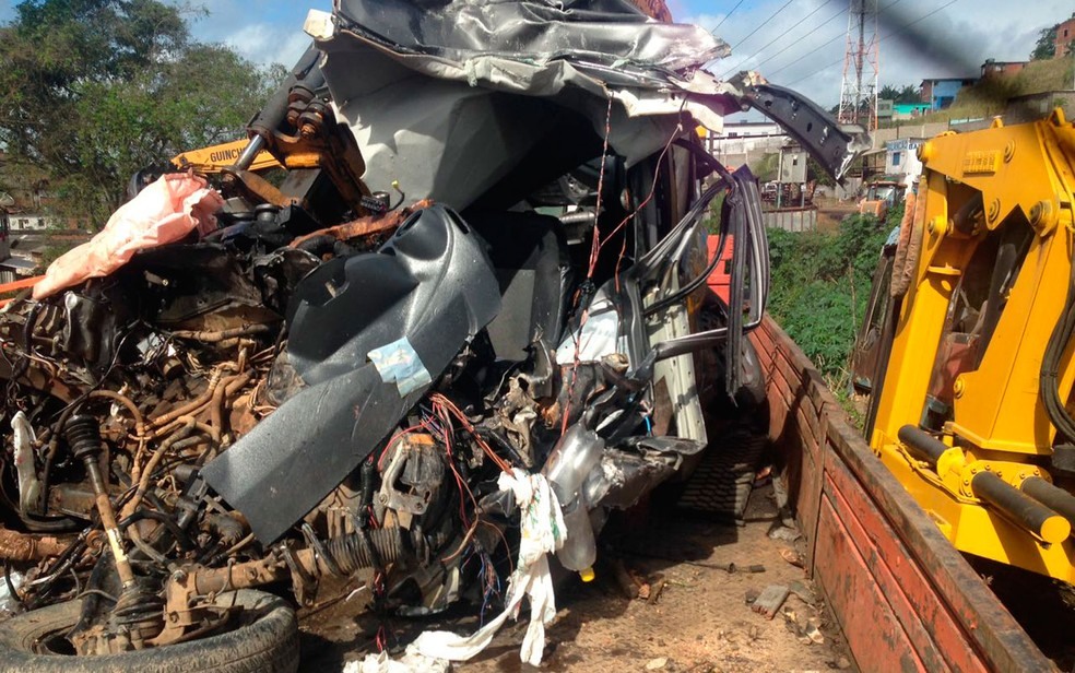 Acidente matou quatro pessoas na BR-101 (Foto: Roger Sarmento/TV Santa Cruz)