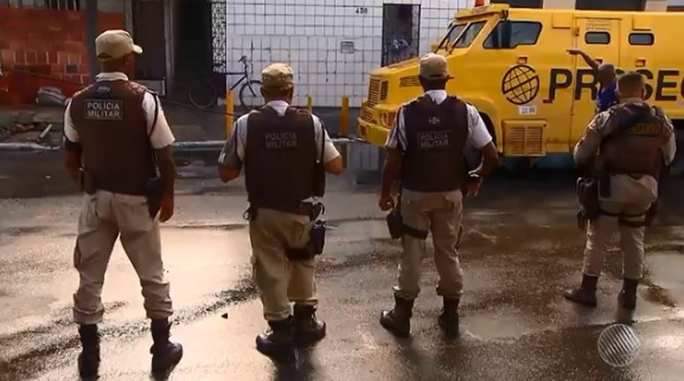 Carro-forte foi escoltado por policiais militares apÃ³s parar em alagamento no bairro do Uruguai, em Salvador (Foto: ReproduÃ§Ã£o/ TV Bahia)