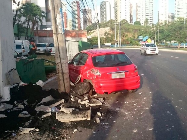 Carro bate contra poste no bairro do Rio Vermelho (Foto: Germano Lago / Arquivo Pessoal )