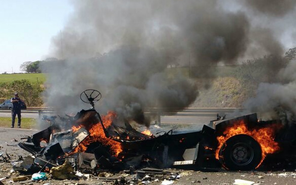 Grupo armado explodiu carro-forte na Rodovia Carlos Tonani em Barrinha, SP (Foto: Polícia Militar/Divulgação)