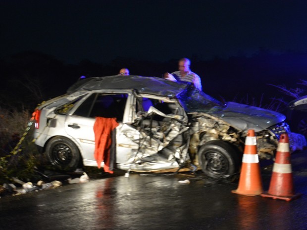 Carro capotou após bater em trator na BR-415 (Foto: Anderson Oliveira/ Blog do Anderson)