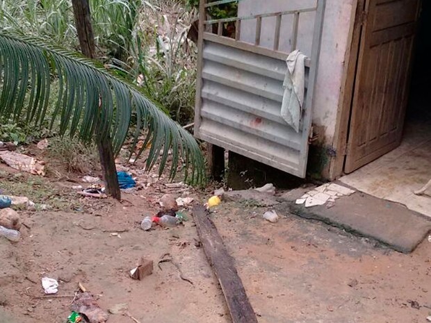 Casa atingida por água que saiu de represa (Foto: Taísa Moura/TV Santa Cruz)