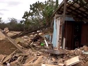 Casa foi demolida quando proprietário prestava depoimento à polícia (Foto: Reprodução/TV Sudoeste)