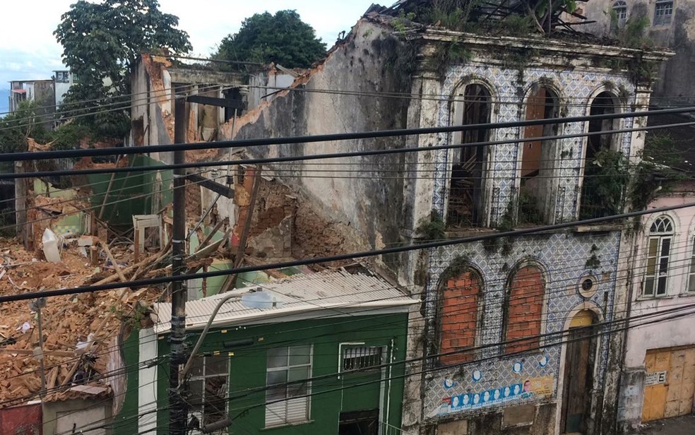 Casarão desabou sobre casa vizinha, onde estava família, na noite de segunda-feira (24). (Foto: Andréia Silva/ TV Bahia)