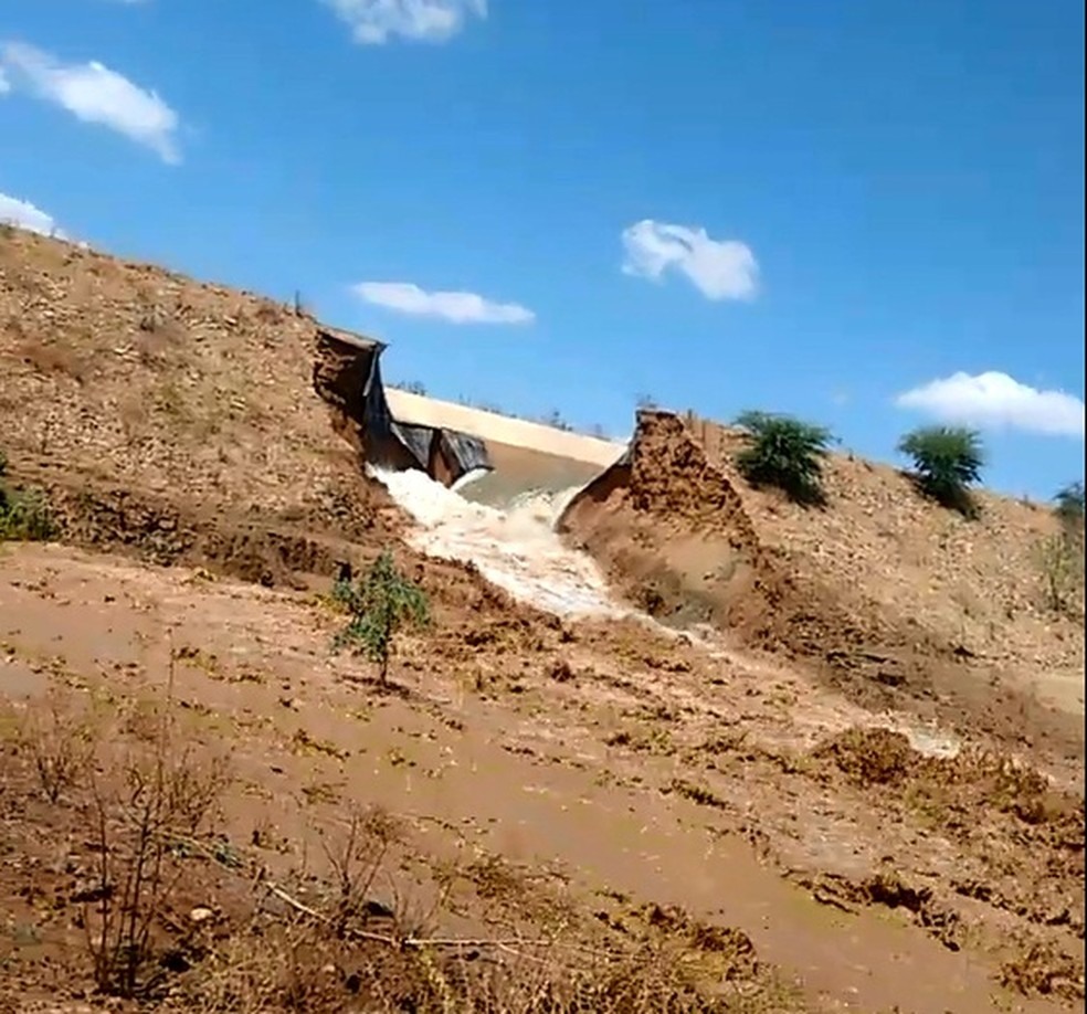 Canal da transposiÃ§Ã£o rompe em Salgueiro, SertÃ£o de Pernambuco (Foto: Willian Carvalho e  Marcelo Manoel/ Arquivo pessoal )