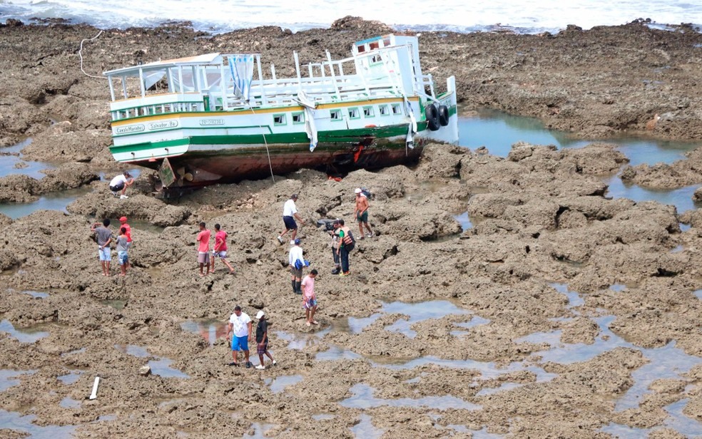 EmbarcaÃ§Ã£o Cavalo Marinho I virou na BaÃ­a de Todos-os-Santos no dia 24 de agosto de 2017 (Foto:  Alberto Maraux / SSP)