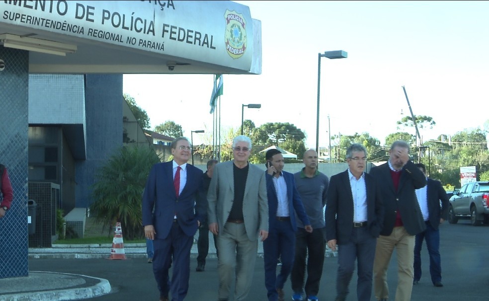 Membros da CCJ do Senado em visita Ã  sede da PF, em Curitiba (Foto: RPC/ReproduÃ§Ã£o)