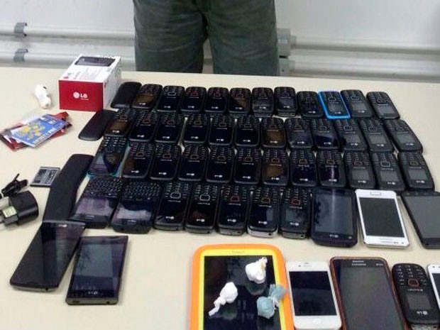 Celulares apreendidos com suspeito (Foto: Divulgação/Polícia Civil)