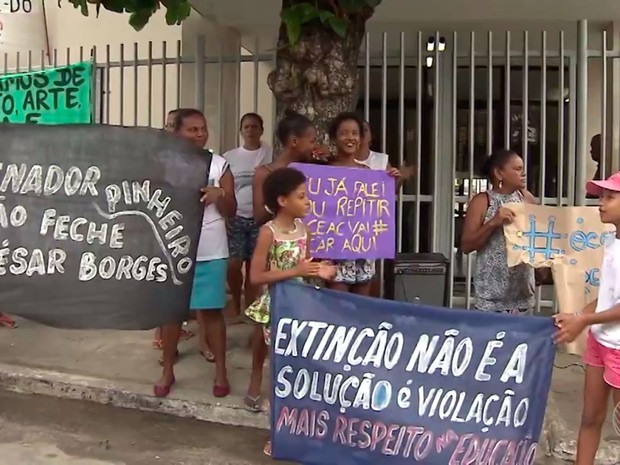 Moradores realizaram protesto contra fechamento de centro cultural em Salvador (Foto: Reprodução/TV Bahia)