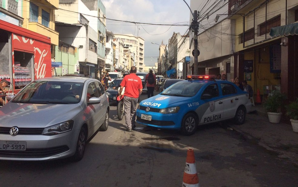 Comerciantes reabrem nesta terça (23), após assaltos a diversas lojas da Rua Senador Pompeu na segunda (Foto: Alba Valéria Medonça / G1)