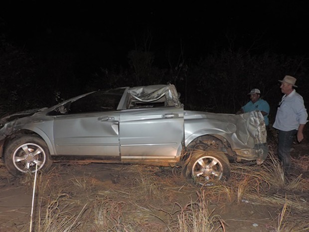 Carro capotou após roda traseira estourar, segundo Samu (Foto: Edivaldo Braga/ blogbraga)