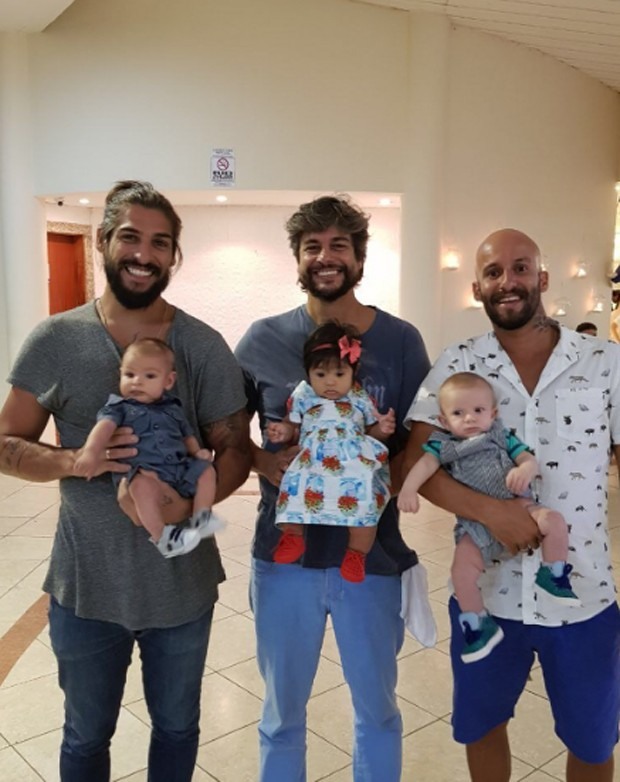 Saulo Bernard com Benjamin, Ernani Nunes com Yolanda e Renato Antunes com Gael (Foto: Reprodução/Instagram)