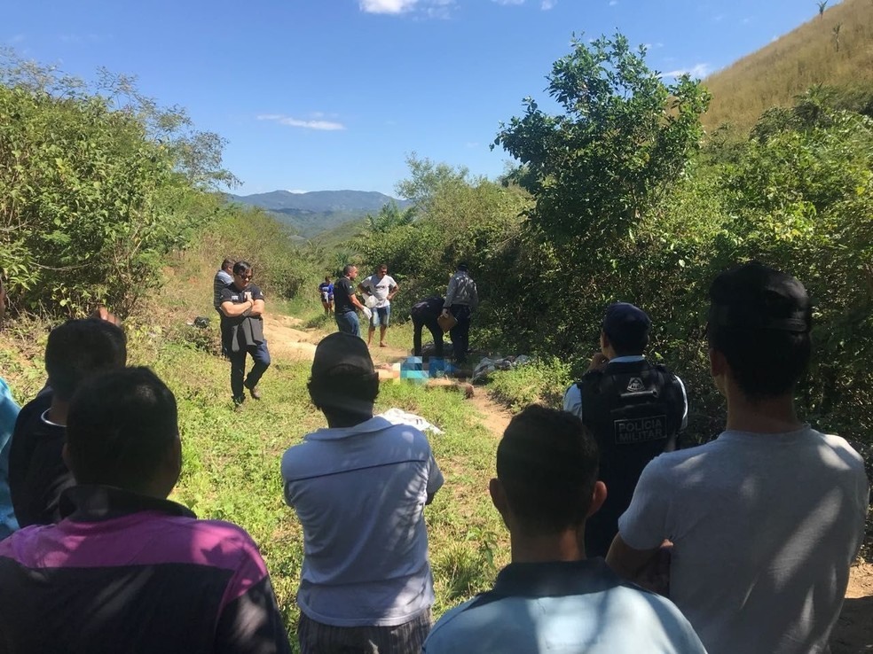 VÃ­timas de chacina em PalmÃ¡cia, no CearÃ¡, foram amarradas e assassinadas a tiros (Foto: Aline Oliveira/TV Verdes Mares)