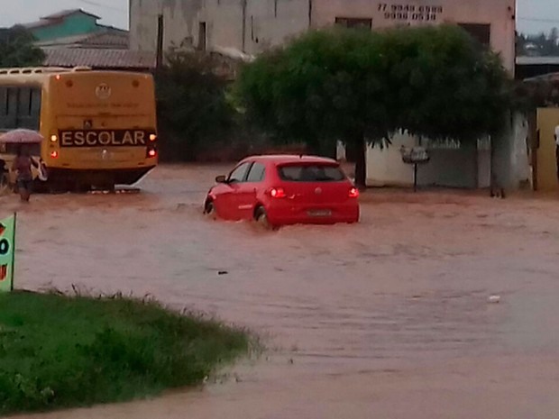 Chuva alagou ruas e inundou casas em Luís Eduardo Magalhães (Foto: Edivaldo Braga/Blog Braga)