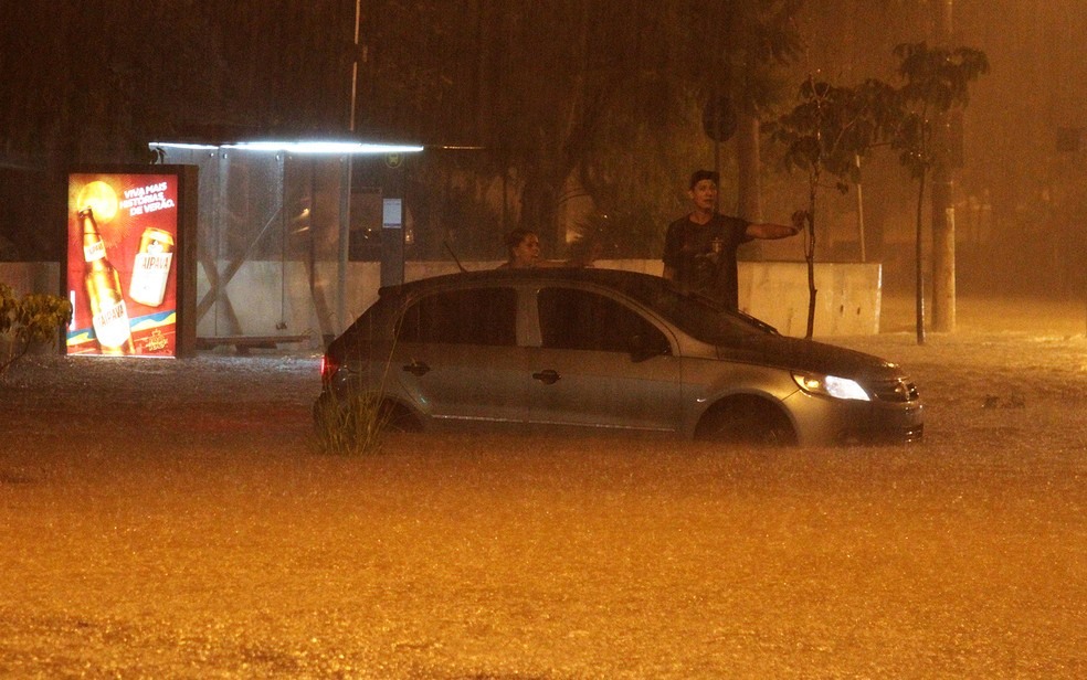 Moradores ficam ilhados em alagamento na Avenida Água Fria, na Zona Norte de São Paulo (Foto: Willians Queiroz/Futura Press/Estadão Conteúdo)