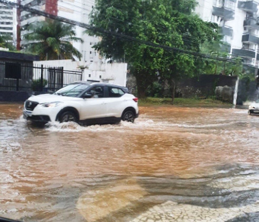 Rua Wanderley Pinho, no bairro do Itaigara, alagada na manhã desta segunda (27), em Salvador — Foto: Naiá Braga/TV Bahia