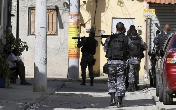 Policiais militares fazem operação após queda de helicóptero da PM próximo à comunidade Cidade de Deus, no Rio de Janeiro (Foto:  Pablo Jacob/Agencia O Globo)