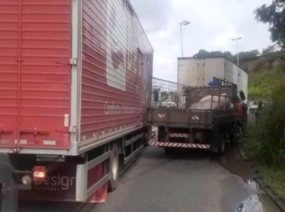 Batida entre caminhão e carreta na BR-324 deixa feridos. — Foto: Redes Sociais 