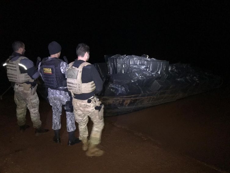 As caixas com cigarros estavam em um barco e um caminhÃ£o