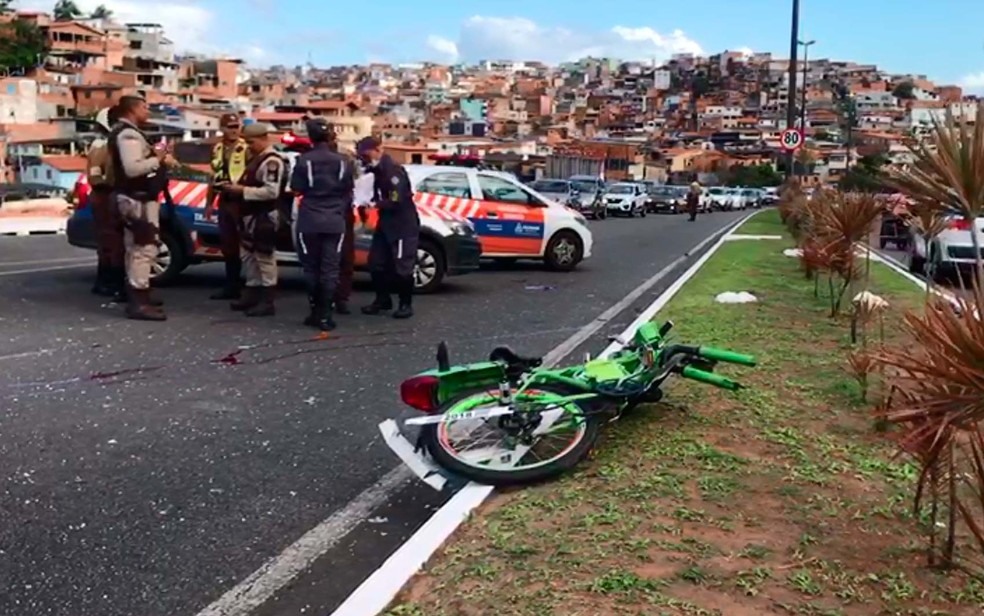 Ciclista morreu apÃ³s acidente na Avenida LuÃ­s Eduardo MagalhÃ£es, na manhÃ£ desta terÃ§a-feira (Foto: Camila Oliveira/TV Bahia)