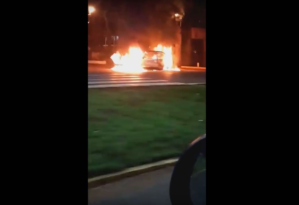 Vídeo mostra carro incendiado em Ciudad del Este na madrugada desta segunda-feira (24) (Foto: Reprodução/ YouTube/ ABC Digital)