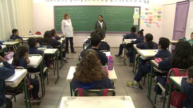 Na EMEF Professor Celso Leite Ribeiro Filho, a professora Esther Martins dá aula para duas crianças com síndrome de Down (Foto: Giaccomo Voccio)