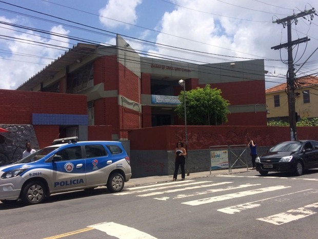 Segundo testemunhas, aluno foi ferido por outro com uma arma (Foto: Henrique Mendes/G1)