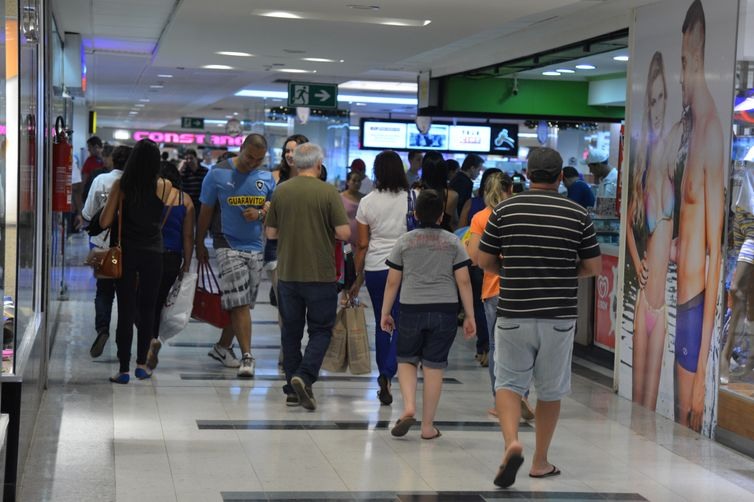 Shopping no centro de BrasÃ­lia tem movimento intenso no Ãºltimo fim de semana antes do Natal