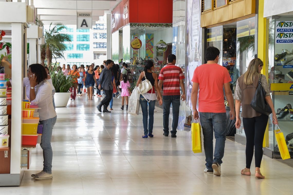 Shopping no centro de BrasÃ­lia tem movimento intenso no Ãºltimo fim de semana antes do Natal