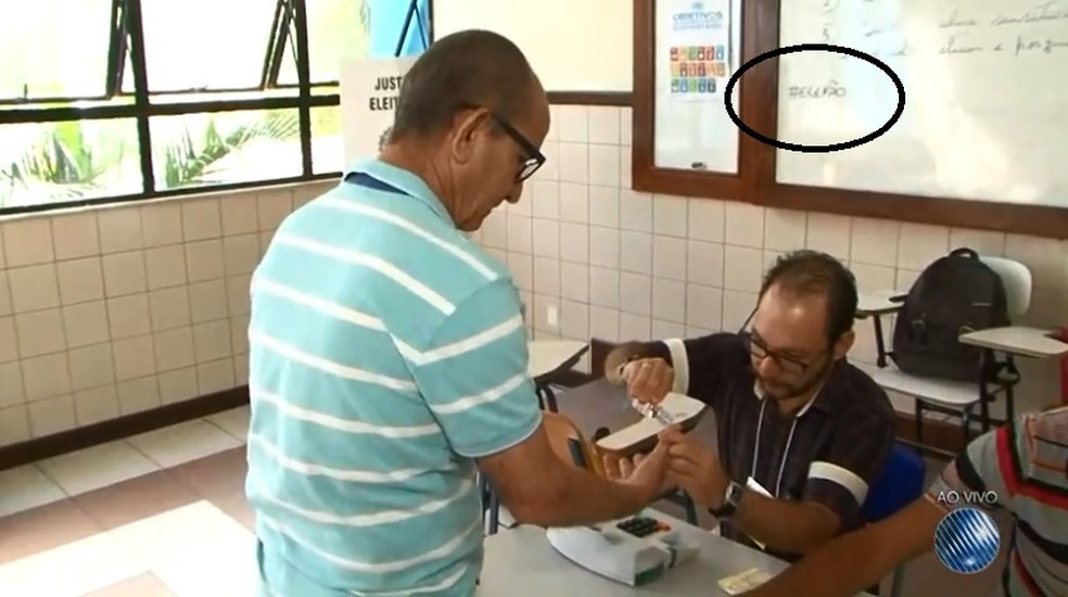 Hastag contrÃ¡ria a Bolsonaro foi colocada em lousa de seÃ§Ã£o em VitÃ³ria da Conquista, na Bahia â?? Foto: ReproduÃ§Ã£o/ TV sudoeste