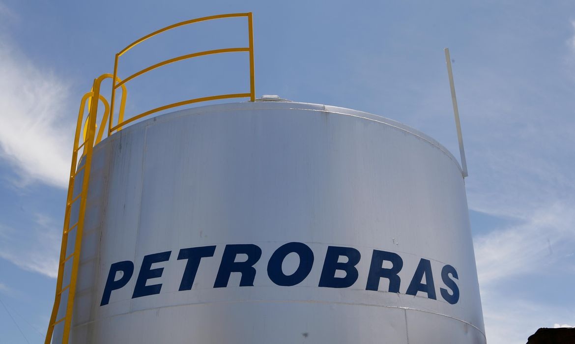 Petrobras reduz preços do diesel e da gasolina nas refinarias | Agência  Brasil