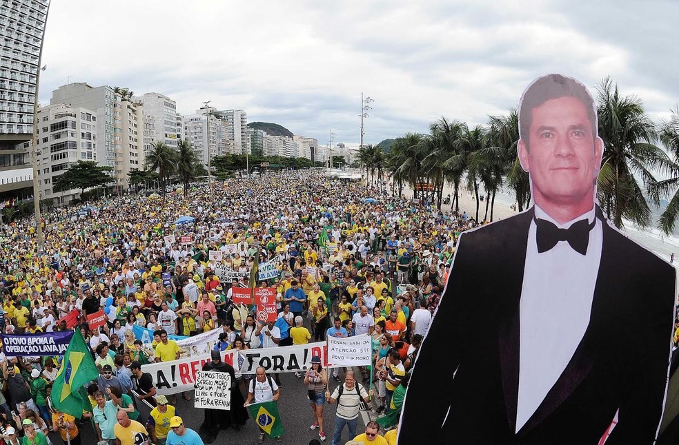 Pôster do juiz Sérgio Moro foi colocado no carro de som que acompanha a multidão em Copacabana (Foto: Alexandre Durão)