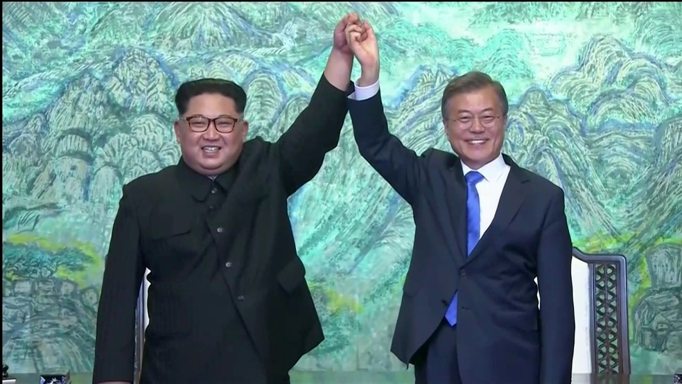 LÃ­der norte-coreano e presidente sul-coreano fazem gesto conjunto apÃ³s declaraÃ§Ã£o (Foto: Reuters/ReproduÃ§Ã£o)