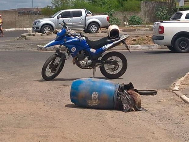 Corpo foi encontrado dentro de tonel em Feira de Santana, Bahia (Foto: Ed Santos/Acorda Cidade)