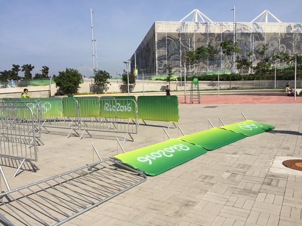 Ventania derruba grades no Parque Olímpico (Foto: Mirelle de França/G1)