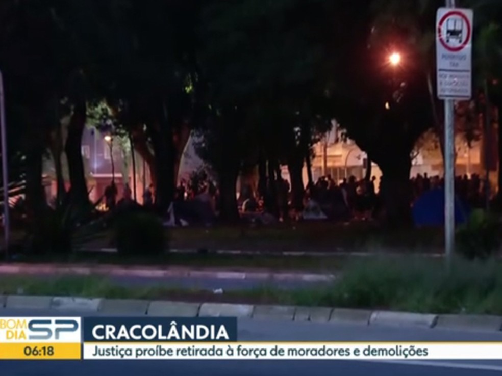 Usuários de droga montam barracas na Praça Princesa Isabel (Foto: Reprodução/TV Globo)