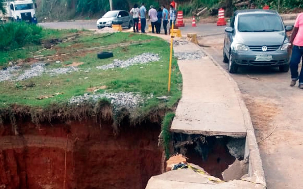 InterdiÃ§Ã£o ocorreu apÃ³s rede de drenagem romper (Foto: Arquivo pessoal)