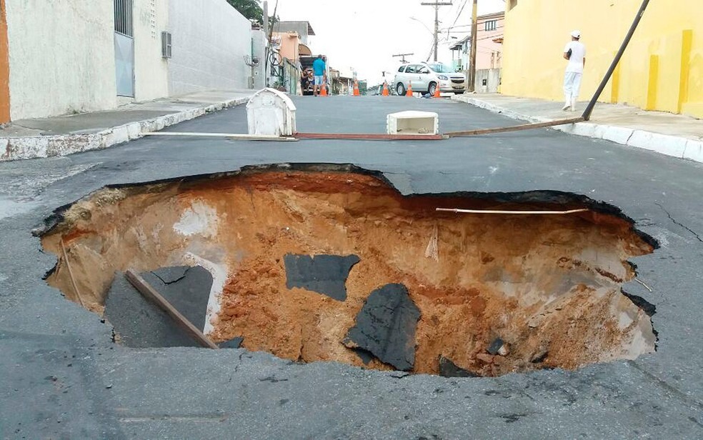 Cartera foi aberta na Rua Araújo Bastos (Foto: Sandro Abade/TV Bahia)