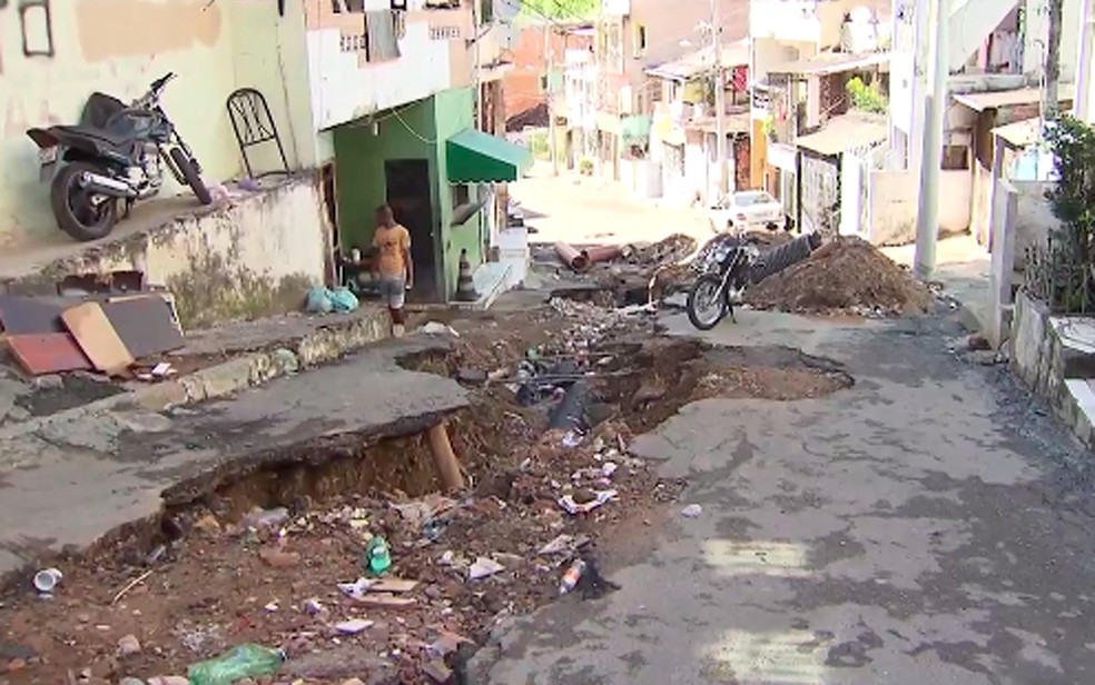 Cratera impede a passagem de carros na rua (Foto: Reprodução/ TV Bahia)