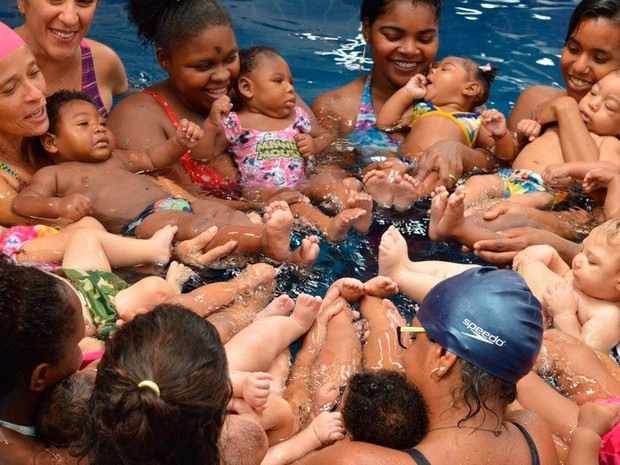 Crianças que fazem parte da Abraço Microcefalia fazendo hidroterapia, na Bahia (Foto: Natália Borges/Divulgação)