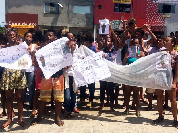 Familiares e amigos estão revoltados com crime (Foto: Rafael Teles/G1)