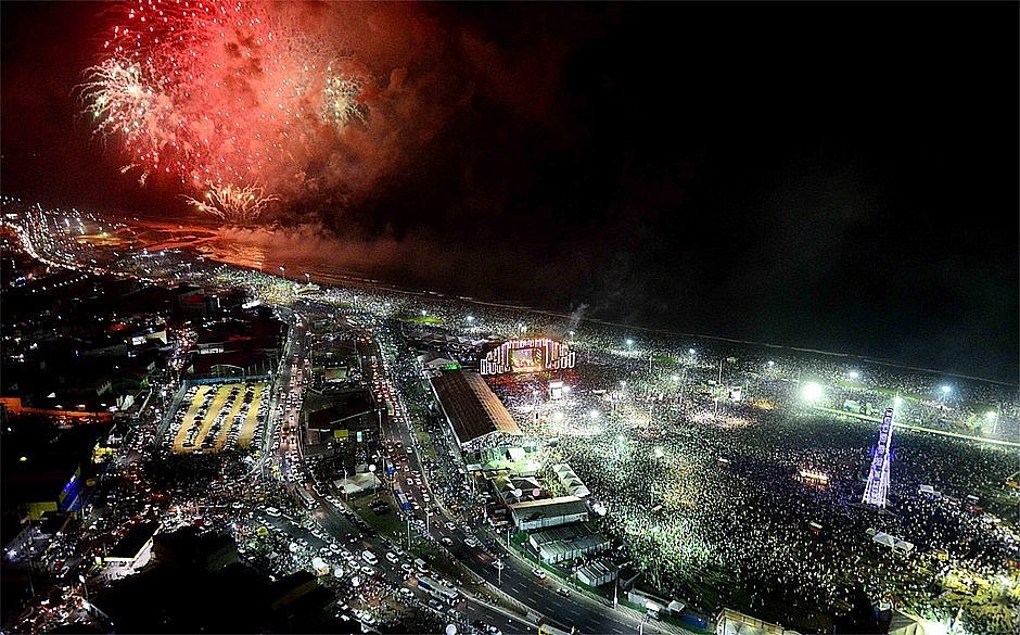 Público assiste aos shows na festa do ano passado