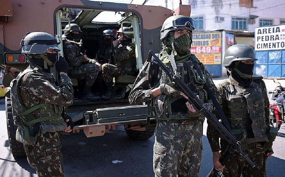 Resultado de imagem para Confrontos no Rio matam 13, incluindo os 2 primeiros militares em aÃ§Ã£o federal