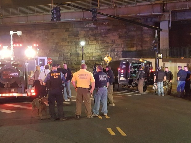 FBI está na estação de trem no centro de Elizabeth para investigar origem de artefato (Foto: Chris Bollwage/Twitter)