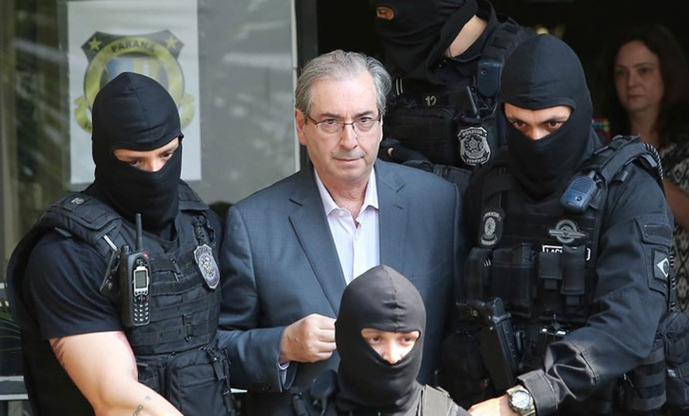 O ex-presidente da Câmara e deputado cassado Eduardo Cunha (PMDB-RJ) deixa o Instituto Médico-Legal (IML), em Curitiba, após realizar exame de corpo de delito, um dia após sua prisão por ordem do juiz federal Sérgio Moro na operação Lava Lato. (Foto: Giuliano Gomes/PR Press)