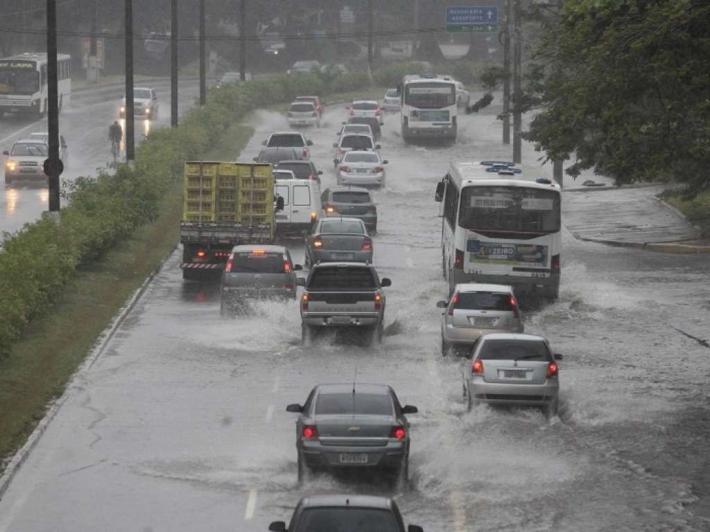 Resultado de imagem para fotos de ruas alagadas decorrente das chuvas em salvador