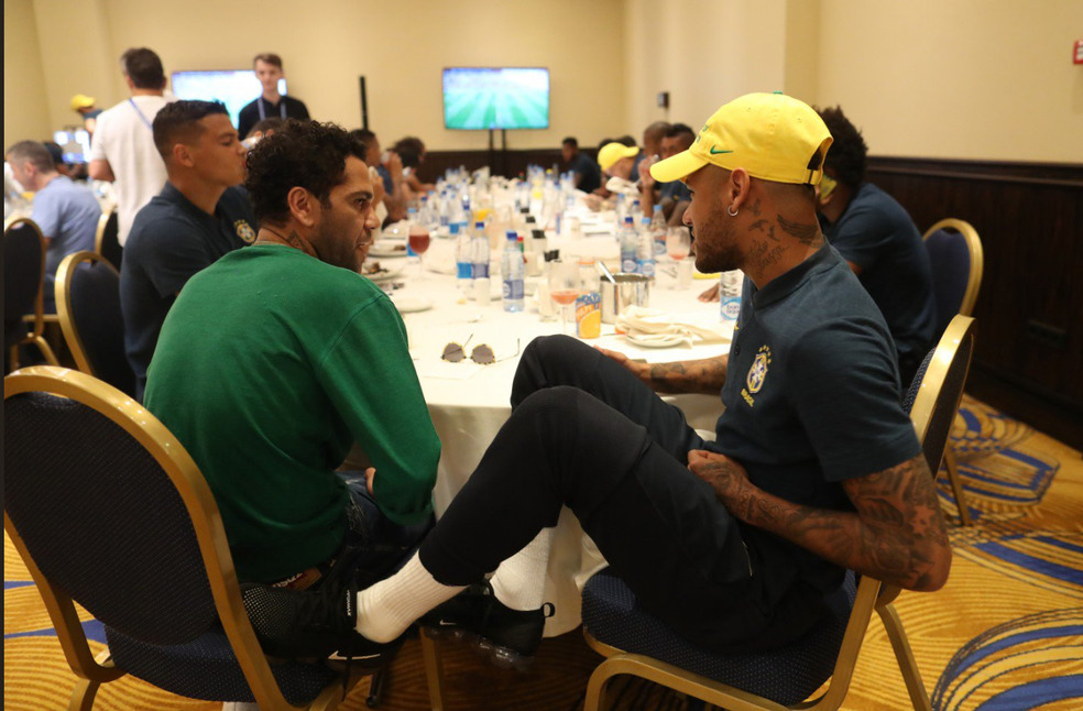 Daniel Alves conversa com Neymar na concentraÃ§Ã£o (Foto: Lucas Figueiredo/CBF)