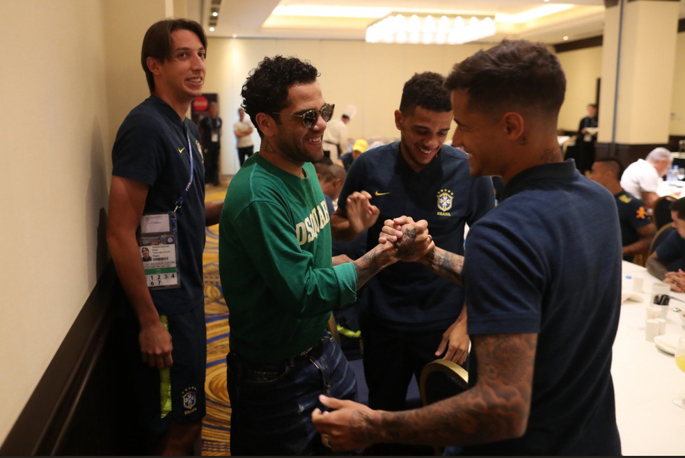 Daniel Alves cumprimenta Philippe Coutinho na concentraÃ§Ã£o (Foto: Lucas Figueiredo/CBF)