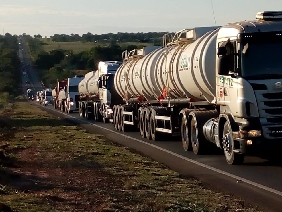 A fila de caminhÃµes na entrada de Campo Grande no oitavo dia de paralisaÃ§Ã£o (Foto: David Mello)